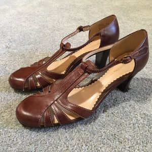 Naturalizer brown leather upper heels
